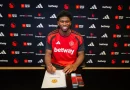 FOOTBALL : Carlos Baleba, 22 ans, signe à Manchester United pour 60 millions ! 